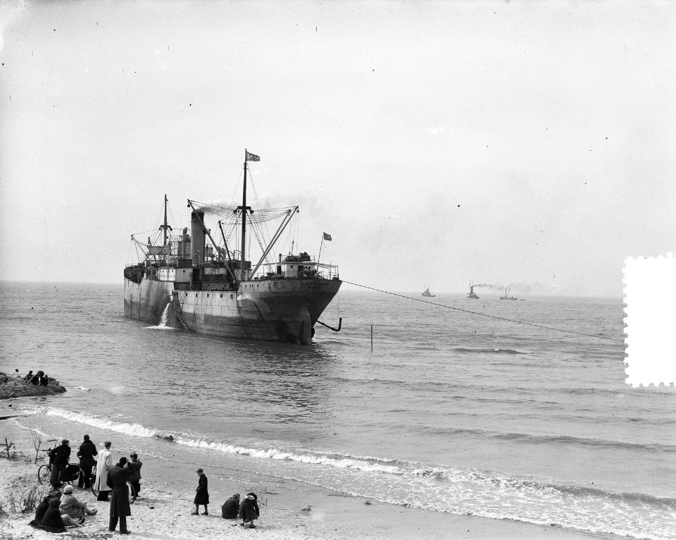 Afslepen_van_kust_Franse_boot_Carthago_Scheveningen,_Bestanddeelnr_905-6599