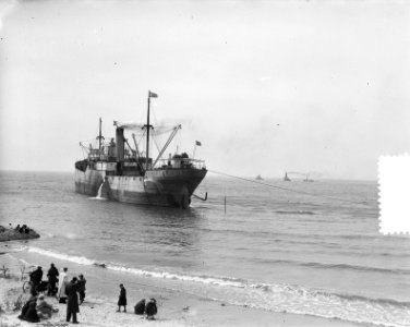 Afslepen_van_kust_Franse_boot_Carthago_Scheveningen,_Bestanddeelnr_905-6599