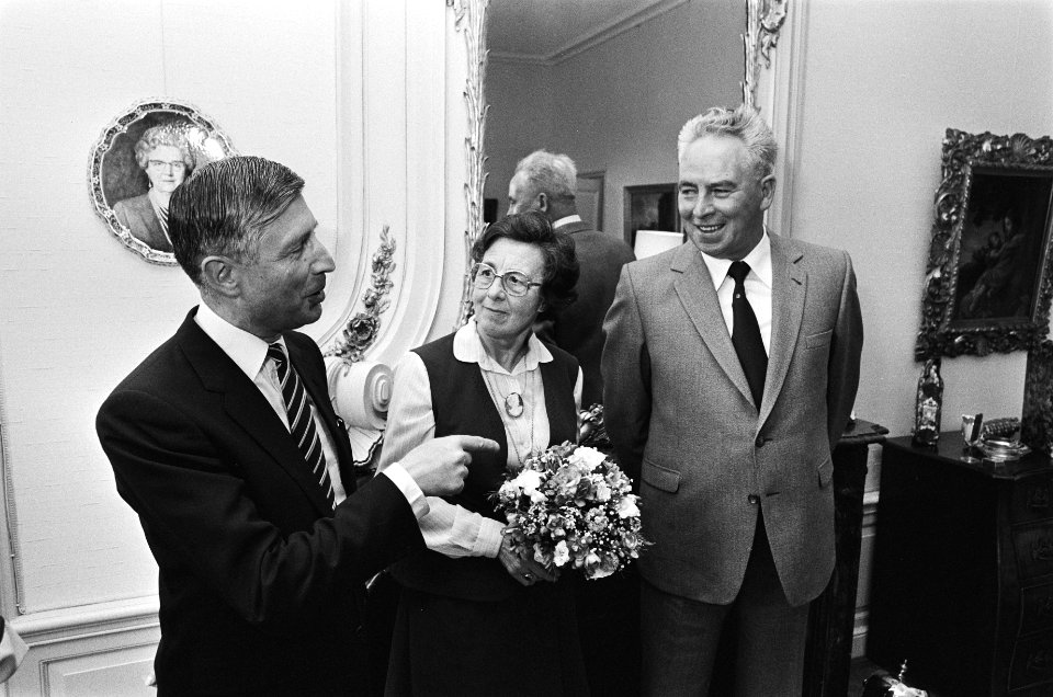 Afscheidsreceptie_van_W._Akse_,_de_huismeester_van_Catshuis_(die_daar_18_jaar_he,_Bestanddeelnr_932-0904