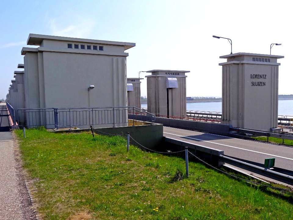 Afsluitdijk_Lorentzsluizen_vanaf_de_westzijde