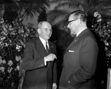 Afscheidsreceptie_van_ir_P_F_S_Otten_te_Eindhoven_Ir_P_F_S_Otten_en_H,_Bestanddeelnr_912-3047