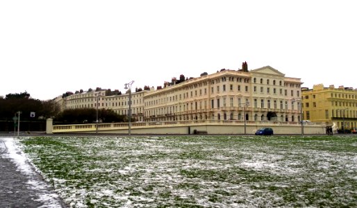 Adelaide_Crescent_(East_Side,_seen_from_Hove_Lawns),_Hove_(NHLE_Code_1298665)_(January_2013)