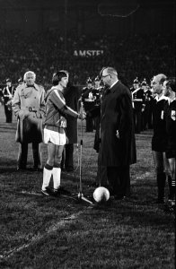 Afscheidswedstrijd_Johan_Cruijff_,_Ajax_tegen_Bayern_Munchen_0-8_Cruijff_met_KN,_Bestanddeelnr_929-9833