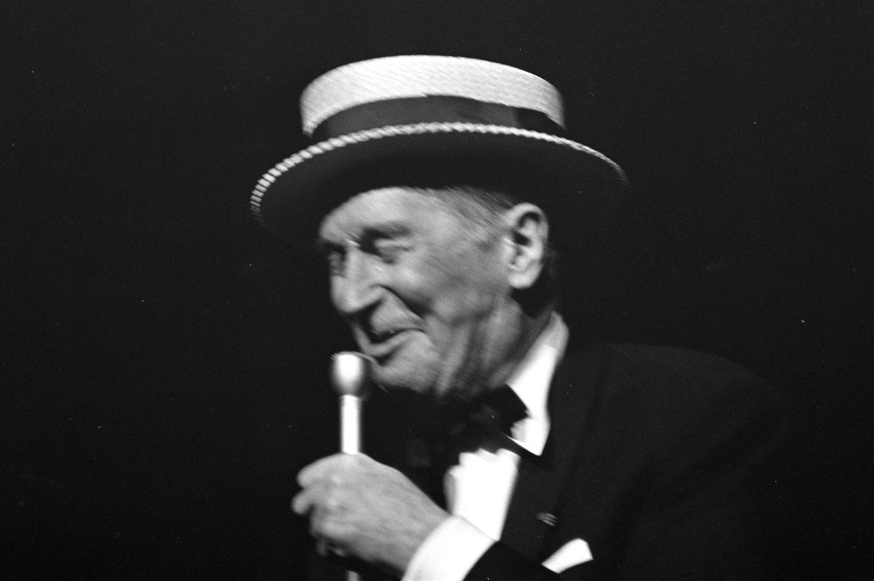 Afscheidsvoorstelling_van_Maurice_Chevalier_in_het_Concertgebouw,_tijdens_optred,_Bestanddeelnr_921-0621