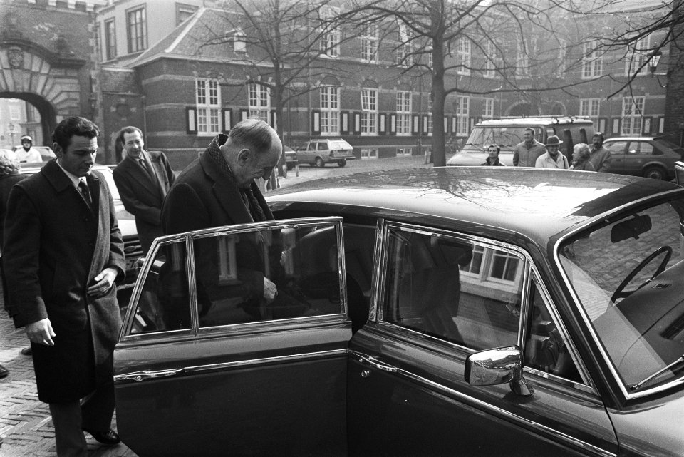Afscheidstournee_Navo-Reagan_Luns_langs_ministeries_in_Den_Haag_Luns_stapt_in_,_Bestanddeelnr_932-8945