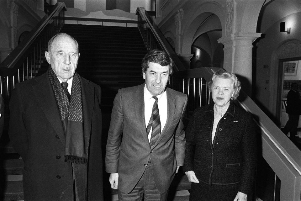 Afscheidstournee_Navo-Reagan_Luns_langs_ministeries_in_Den_Haag_Luns_neemt_afs,_Bestanddeelnr_932-8943