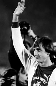 Afscheidswedstrijd_Johan_Cruijff_,_Ajax_tegen_Bayern_Munchen_0-8_Cruijff_zwaaie,_Bestanddeelnr_929-9836