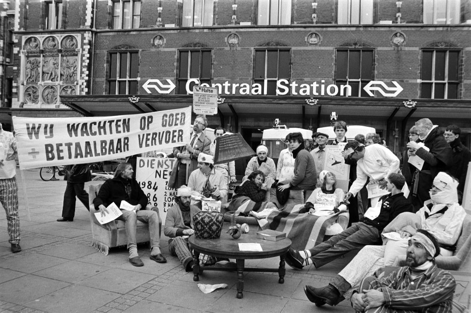 Actie_tegen_duurder_wordend_openbaar_vervoer_in_Amsterdam_de_zieke_actievoerde,_Bestanddeelnr_933-1598