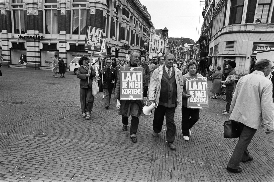 Actie_tegen_1_juli-kortingen_in_Haarlem_opdracht_Bouwbond_FNV_toespraak_vanaf_b,_Bestanddeelnr_932-9767