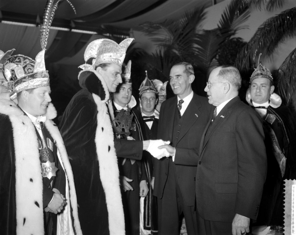 Afscheidsreceptie_van_ir_P_F_S_Otten_te_Eindhoven_Raad_van_XI_uit_Valkensw,_Bestanddeelnr_912-3052