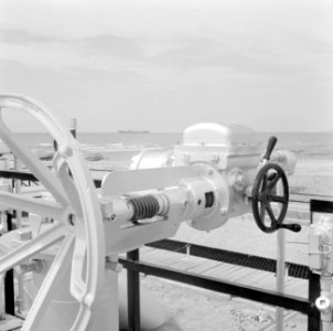 Afsluiters_en_leidingen_in_de_Tap-Line_olie_terminal_nabij_Saida,_Bestanddeelnr_255-6297