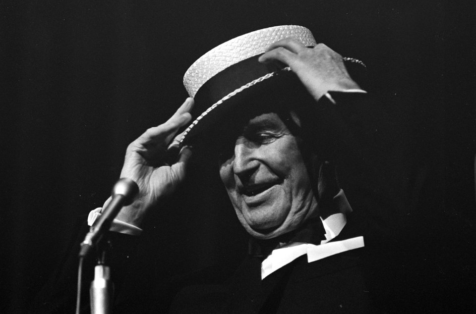 Afscheidsvoorstelling_van_Maurice_Chevalier_in_het_Concertgebouw,_tijdens_optred,_Bestanddeelnr_921-0623