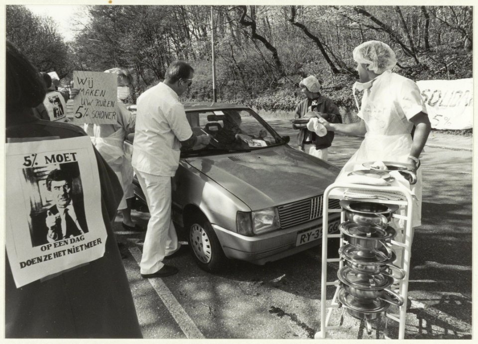 Actie_van_het_personeel_van_het_Marine_Hospitaal_voor_beter_loon._NL-HlmNHA_54033883