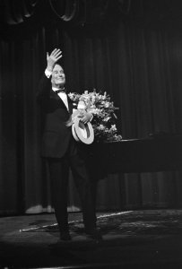 Afscheidsvoorstelling_van_Maurice_Chevalier_in_het_Concertgebouw,_Chevalier_beda,_Bestanddeelnr_921-0618