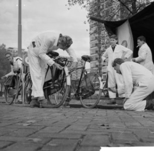 Actie_Wit_Achterspatbord_in_Rotterdam._Schildersleerlingen_beschilderen_spatbord,_Bestanddeelnr_913-0897