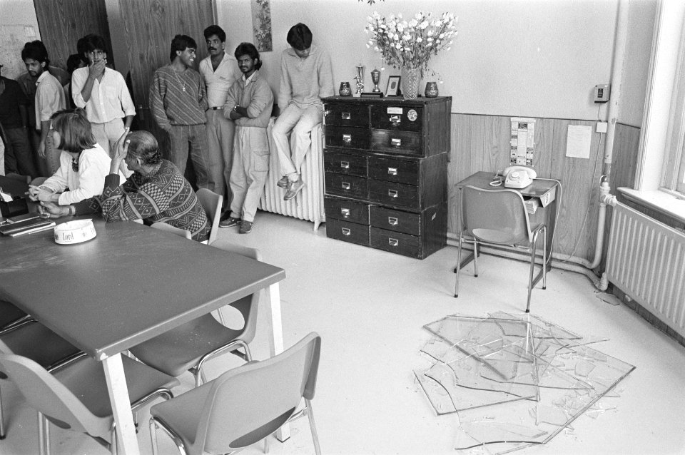 Actie_Tamils_Tamils_bij_kapot_geslagen_ruit_in_Apeldoorn,_Bestanddeelnr_933-6355