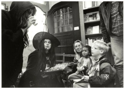 Afsluiting_van_de_Kinderboekenweek_in_boekhandel_de_Vries._Op_de_foto_kollen_met_een_toverdrankje._NL-HlmNHA_54036479