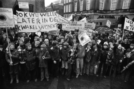 Actiegroep_De_Kwakel_demonstreert_in_verband_met_woonproblemen_in_de_Kwakel,_o,_Bestanddeelnr_929-4825