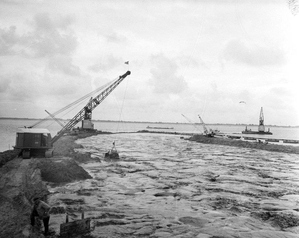 Afsluiting_van_het_Haringvliet,_Bestanddeelnr_908-8024