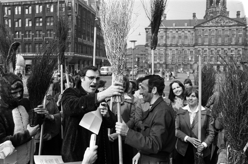Actie_Amsterdam_Paasbest_wethouder_Goekoop_reikt_zilveren_bezem_uit_aan_damveg,_Bestanddeelnr_928-5260