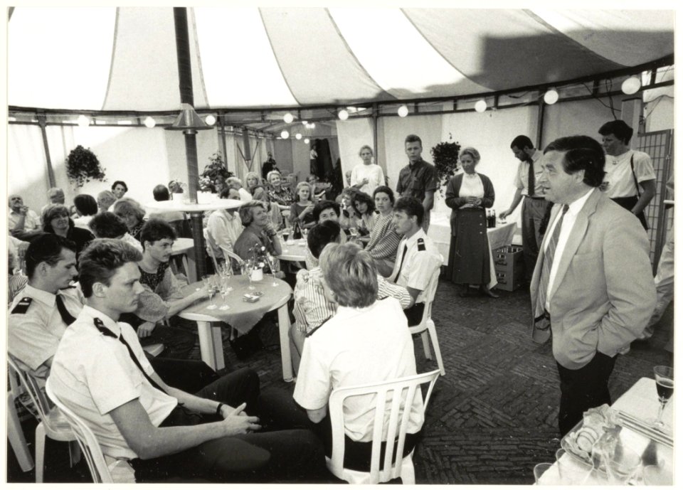 Afsluiting_van_de_Frans_Halstentoonstelling._In_de_tent_in_de_Fransde_tuin_van_het_museum_bedankt_directeur_Derk_Snoep_alle_medewerkers