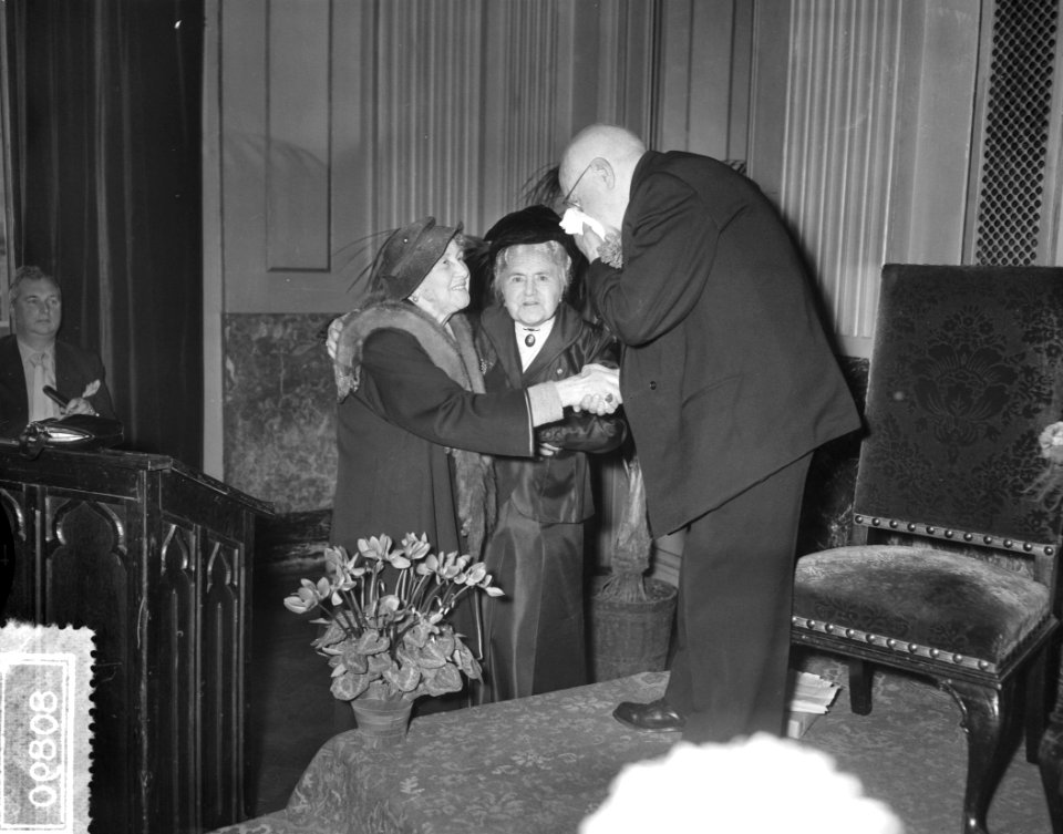 Acteur_Mari_van_Warmelo_90_jaar._Receptie_foyer_Stadsschouwburg._Met_Mien_Erfman,_Bestanddeelnr_908-0890