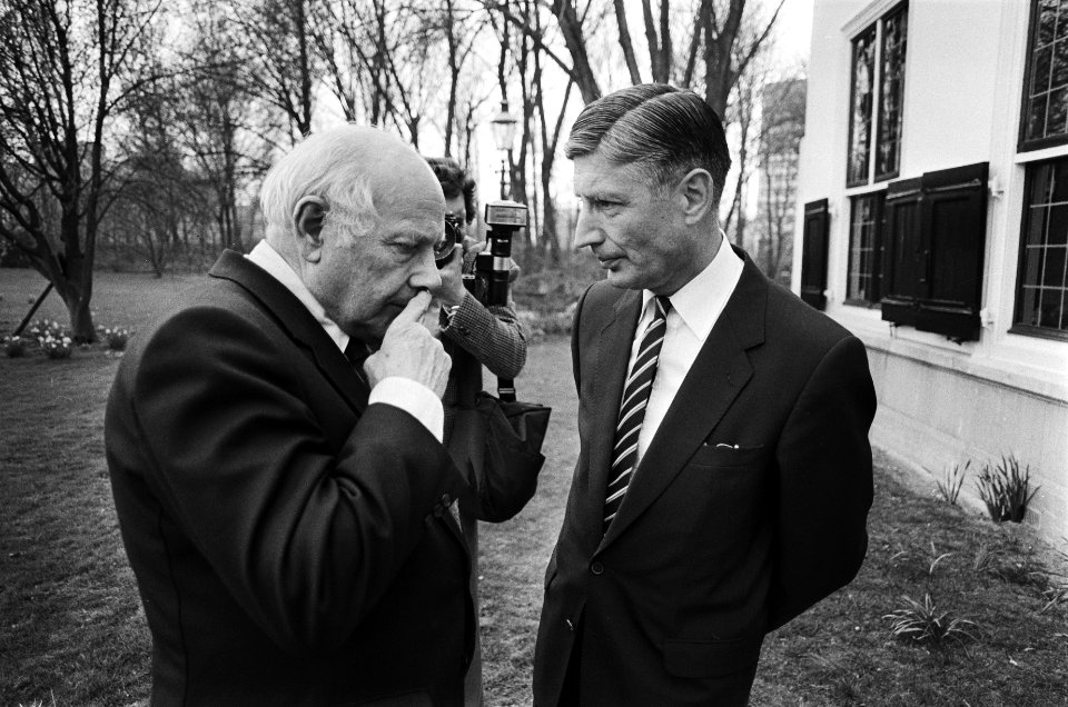 Afscheidsreceptie_van_W._Akse_,_de_huismeester_van_Catshuis_(die_daar_18_jaar_he,_Bestanddeelnr_932-0901