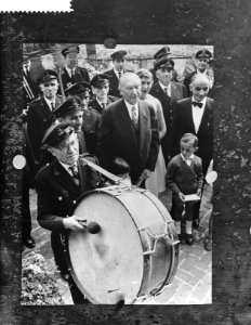 Adenauer_in_Italie,_muziekkorps_brengt_serenade,_Bestanddeelnr_910-6580