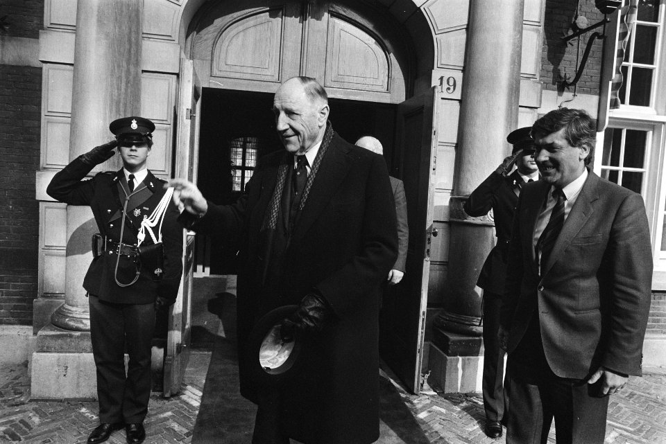 Afscheidstournee_Navo-Reagan_Luns_langs_ministeries_in_Den_Haag_Luns_neemt_afs,_Bestanddeelnr_932-8942
