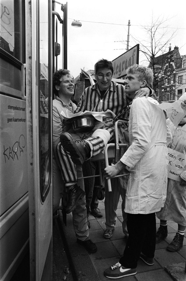 Actie_tegen_duurder_wordend_openbaar_vervoer_in_Amsterdam_de_zieke_actievoerde,_Bestanddeelnr_933-1597
