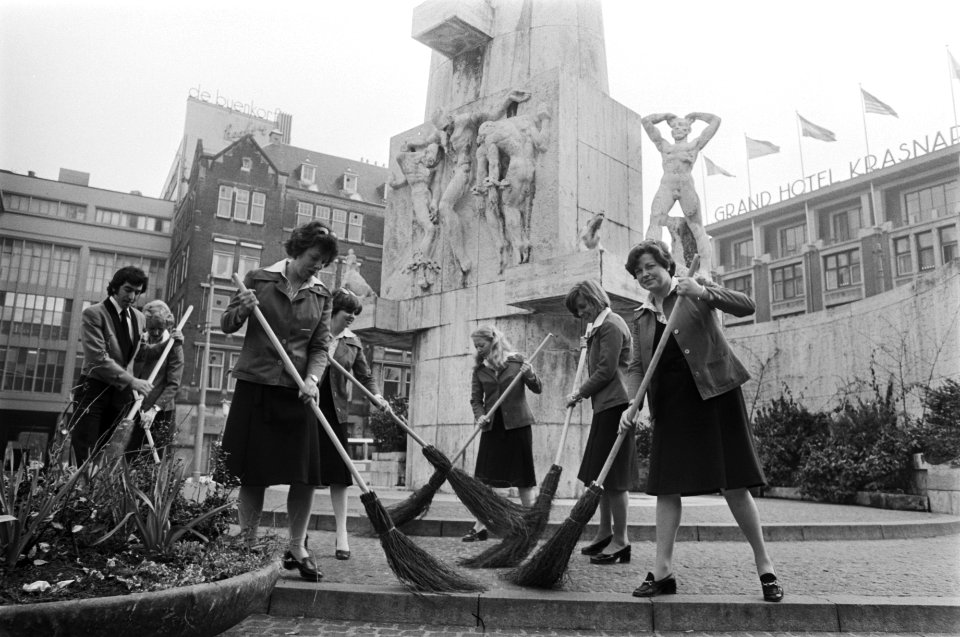 Actie_Amsterdam_Paasbest_hostesses_van_de_VVV_vegen_op_de_Dam,_Bestanddeelnr_928-5262