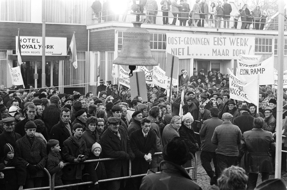 Actie_Noodklok_Oost-Groningen._28_Kamerleden_in_Winschoten,_Oost-Groningen,_vo,_Bestanddeelnr_924-1727