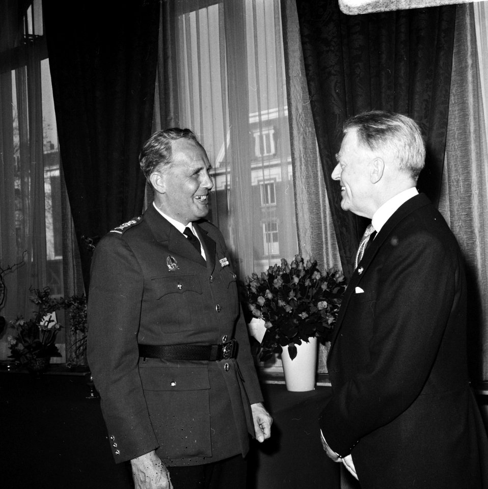 Afscheidsreceptie_van_dr._M._W._Holtrop_,_directeur_van_de_Nederlandse_Bank,_in…,_Bestanddeelnr_920-2663