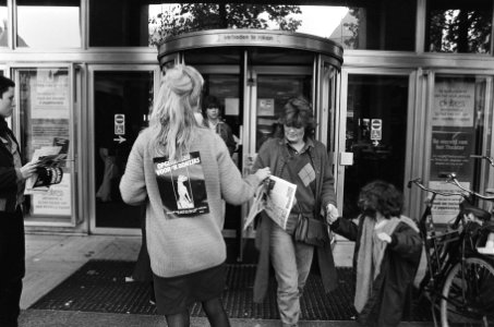 Actie_van_Antibont_Comite_in_32_steden_tegen_verkoop_van_hondenbont_bij_C&A_en_B,_Bestanddeelnr_933-1150