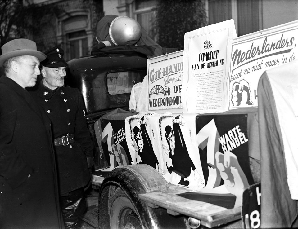 Actie_tegen_zwarte_handel._Truck_met_affiches,_Bestanddeelnr_901-1236
