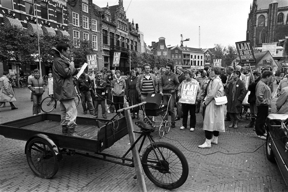 Actie_tegen_1_juli-kortingen_in_Haarlem_opdracht_Bouwbond_FNV_toespraak_vanaf_b,_Bestanddeelnr_932-9765