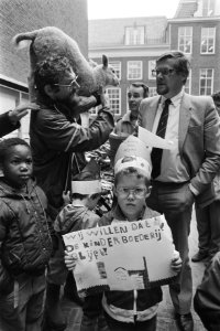 Actie_voor_kinderboerderij_t_Brinkse_bij_stadhuis_van_Amsterdam,_Bestanddeelnr_932-9717