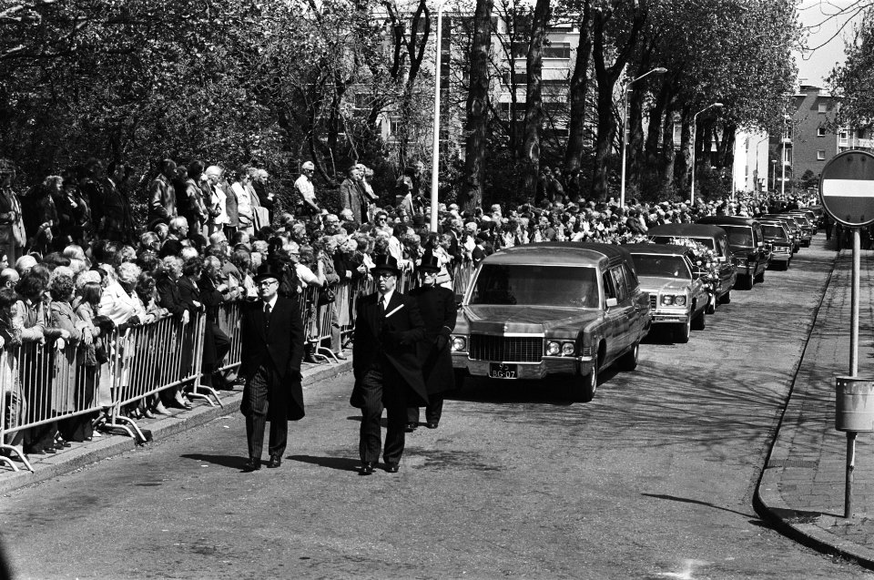 Acteur_Ko_van_Dijk_in_Den_Haag_begraven_grote_belangstelling_langs_de_route,_Bestanddeelnr_929-7136