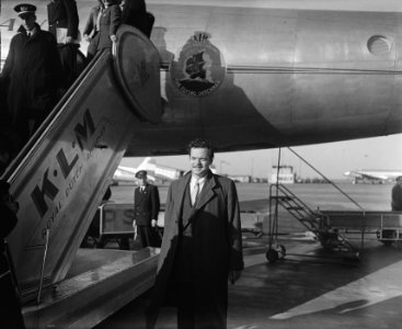 Acteur_en_regisseur_Orson_Welles_op_Schiphol,_Bestanddeelnr_902-5652