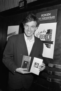 Acteur_Derek_de_Lint_krijgt_het_eerste_exemplaar_van_het_Boekenweekgeschenk_De_,_Bestanddeelnr_934-4029