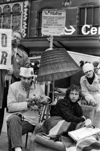 Actie_tegen_duurder_wordend_openbaar_vervoer_in_Amsterdam_de_zieke_actievoerde,_Bestanddeelnr_933-1599