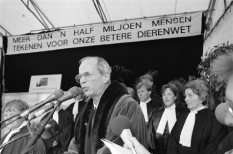 Acteur_Henk_van_Ulsen_overhandigt_leden_van_de_Tweede_Kamer_namens_de_Dierenbesc,_Bestanddeelnr_934-4338