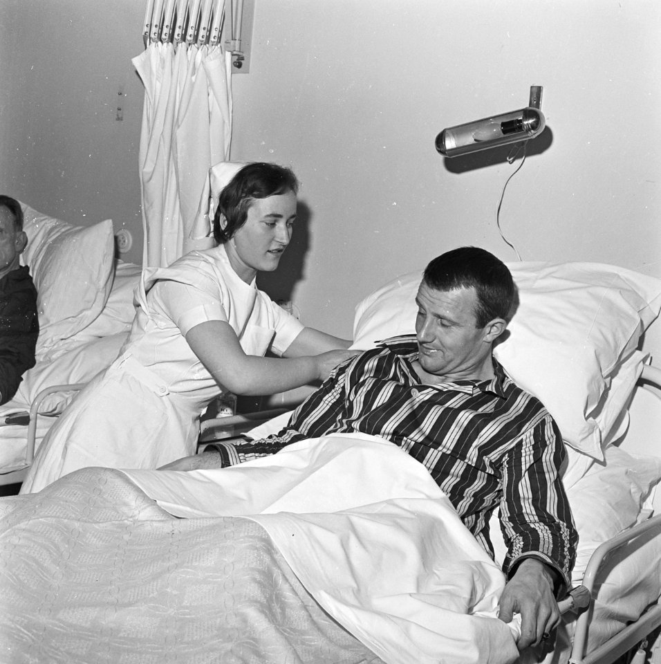 Ad_Verhoeven_(Sparta)_geopereerd_aan_blinde_darm,_Bestanddeelnr_913-6198