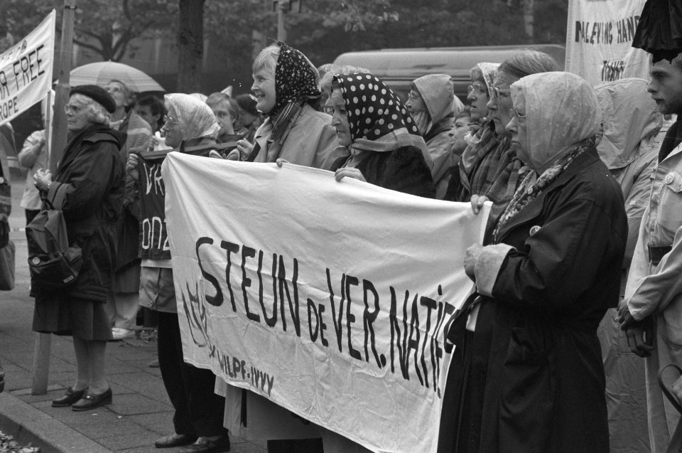 Actie_vrouwen_bij_ambassades_in_Den_Haag_tegen_kernproef_voor_steun_aan_VN,_Bestanddeelnr_934-3448