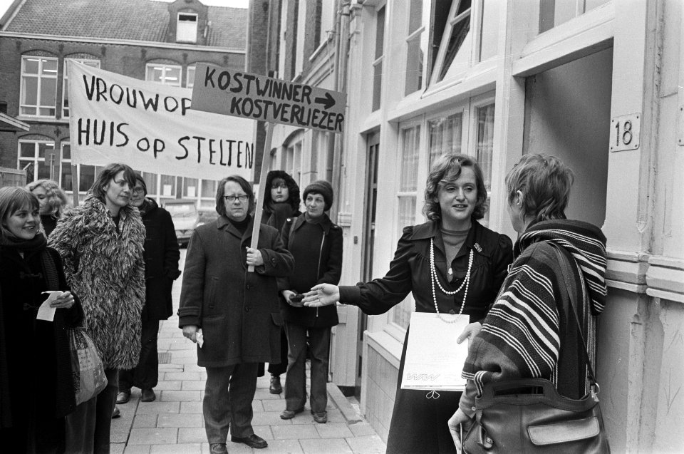 Actiegroep_man-vrouwmaatschappij_biedt_petitie_aan_in_Amsterdam_aan_Nosa_Salomons,_Bestanddeelnr_927-7561