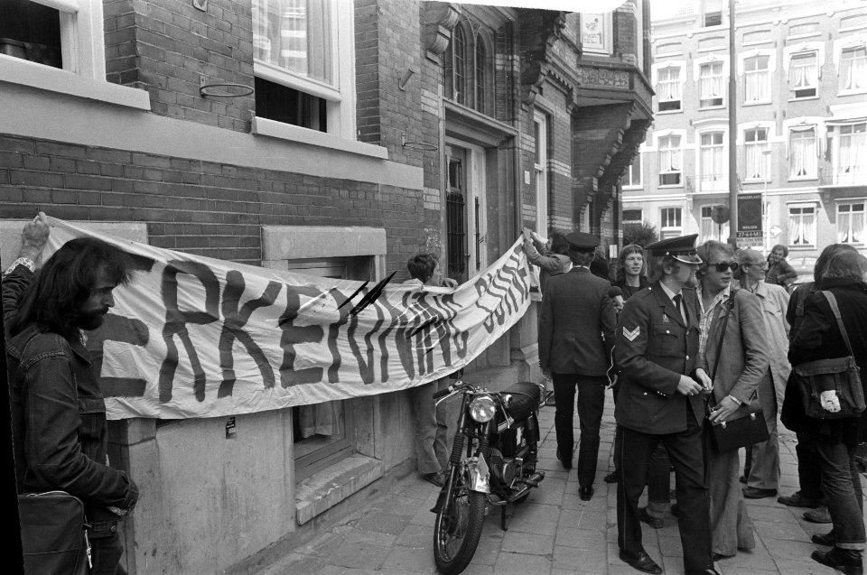 Actiegroep_probeert_partijbureau_PvdA_in_Amsterdam_te_bezetten_i.v.m._erkenning_,_Bestanddeelnr_927-2188