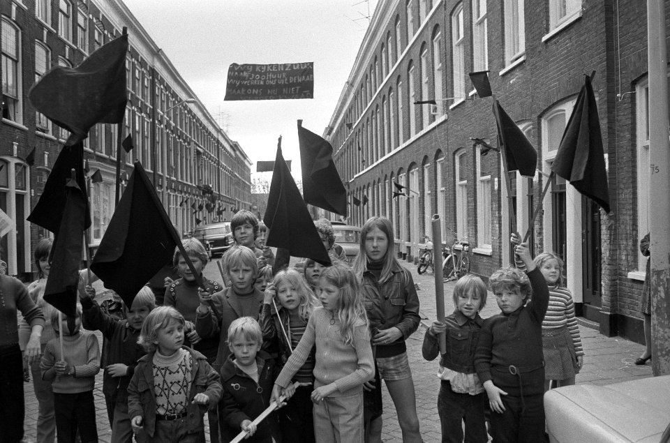 Actie_van_bewoners_Schilderswijk_Den_Haag_voor_betere_en_betaalbare_woningen_me,_Bestanddeelnr_925-0570