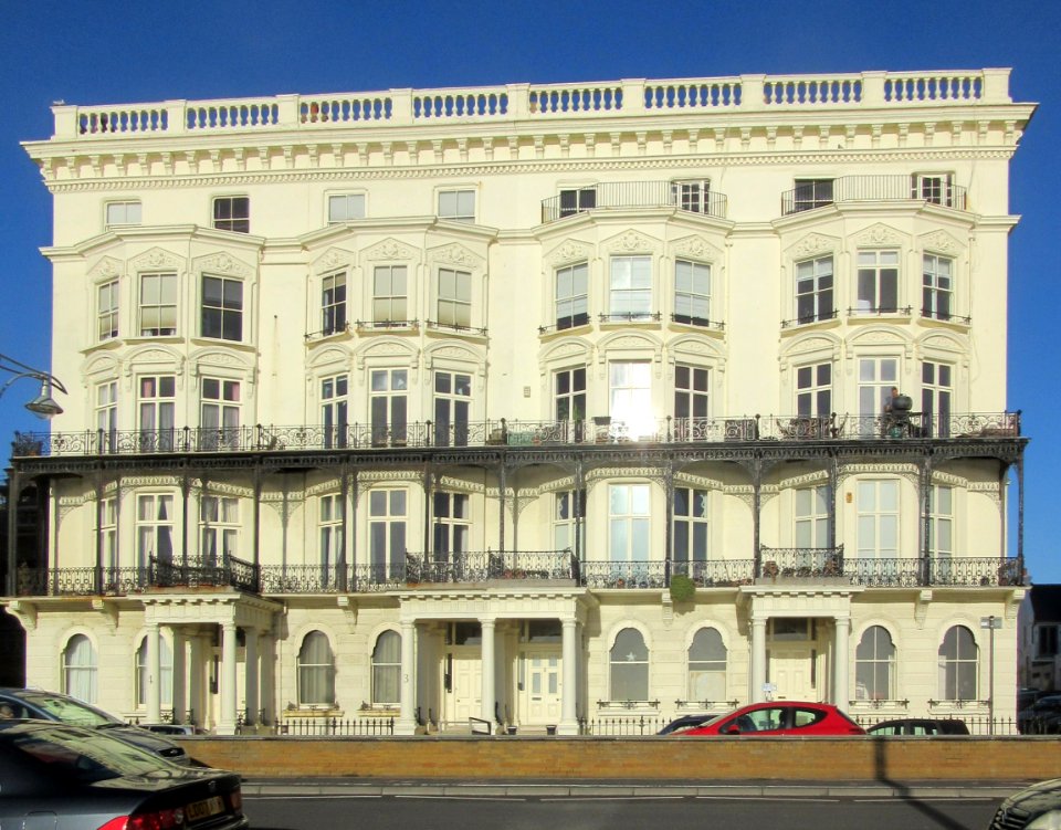 Adelaide_Mansions,_Kingsway,_Hove_(NHLE_Code_1205849)_(January_2017)