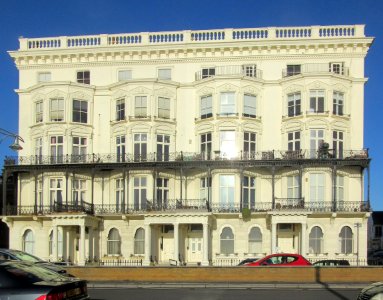 Adelaide_Mansions,_Kingsway,_Hove_(NHLE_Code_1205849)_(January_2017)