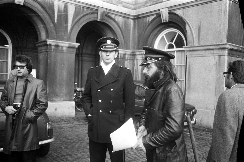 Acteurs_van_Studio_demonstreren_op_Binnenhof_tegen_voorgestelde_intrekking_sub,_Bestanddeelnr_925-1304